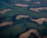 Widok z lotu ptaka na wyspy na wodzie, przypominające kształtem zwierzęta. To czad afrykański krajobraz.