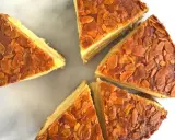 Tranches d'un délicieux **nid d'abeille gâteau** aux amandes grillées, disposées en cercle sur un fond marbré.