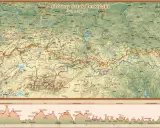Mapa turystyczna z zaznaczonym czerwonym szlakiem beskidzkim, biegnącym przez góry od zachodu na wschód.
