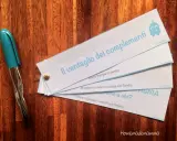 Un ventaglio di fogli con frasi per esercitarsi con i complementi. Un'idea creativa per imparare divertendosi.