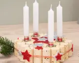 Selbstgemachter Adventskranz aus Korken mit vier Kerzen, Tannenzweig und Glitzersternen. Perfekt zum Adventskranz basteln mit Kindern.