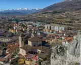 Panoramica di Castel di Sangro, con montagne innevate sullo sfondo. Scopri cosa vedere in questo borgo abruzzese.