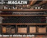 Holzregale mit zahlreichen Weinflaschen, teils liegend, teils stehend in Holzkisten. Perfekte wein aufbewahrung für Genießer.