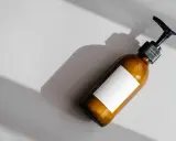 Flacone ambrato con etichetta bianca vuota e dispenser nero. Attenzione agli ingredienti come il cetearyl alcohol fa male.