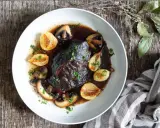 En mustig oxkind i mörk sås med champinjoner och karamelliserad lök. Ett perfekt oxkind recept för en mysig middag.