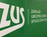 Logo ZUS. Zakład Ubezpieczeń Społecznych. Dowiedz się, co to subkonto i jak działa.
