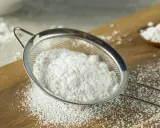 Sito do przesiewania cukru pudru, idealne do dekoracji ciast. Prosty sposób, jak zrobić cukier puder.