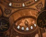 Imposante Kuppel mit islamischer Kalligrafie, die Allah und Mohammed ehrt. Ein Mosaik der Jungfrau Maria und des Kindes erinnert an die Geschichte des Ortes, wo einst der Engel Gabriel im Islam eine Rolle spielte.