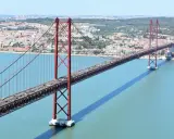 El puente 25 de Abril en Lisboa, con sus icónicas torres rojas, cruza el río Tajo. ¿Cuanto mide el puente de Lisboa? Es un coloso de ingeniería.