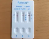 Test combo wyniki: dwa paski kontrolne (C) i jeden testowy (T) dla COVID-19, grypy A/B i RSV.