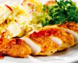 En saftig kycklingfilé serveras med en krämig fransk potatissallad med kyckling och en fräsch grönsallad.