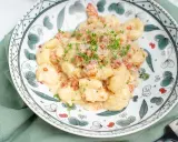 Krämiga gnocchi med salsiccia, toppade med riven ost och färska örter. En härlig rätt som passar perfekt för en mysig middag.