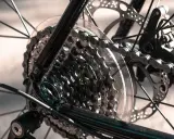 Widok tylnej przerzutki Shimano i kasety. Dowiedz się, jak naciągnąć łańcuch w rowerze z przerzutkami Shimano.