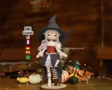 Adorable bruja amigurumi con sombrero puntiagudo y alas. ¡Descarga el patrón gratis en PDF para crear tu propia bruja!
