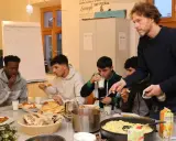 Männer essen gemeinsam während des Ramadans. Auf dem Tisch stehen Reis, Brot und Getränke.