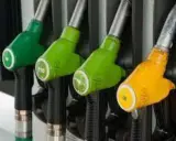 Pistolets de pompe à essence, certains verts marqués E10, un jaune. L'image évoque la transition pour convertir diesel en biodiesel.