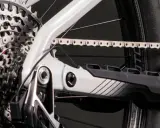 Szukasz idealny łańcuch do roweru elektrycznego? Zobacz ten wytrzymały, srebrny łańcuch rowerowy, który idealnie pasuje do przerzutek SRAM.