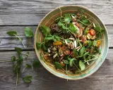 En härlig quinoa sallad med tomater, gröna blad och mandel. Perfekt för ett snabbt och nyttigt quinoa recept.