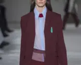 Modella con blazer bordeaux, camicia azzurra e cravatta rossa. Il bordeaux dona un tocco di eleganza sofisticata.