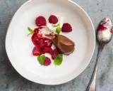 Chokladpudding med hallon och mynta. Ett perfekt recept för dig som älskar choklad.
