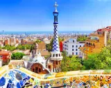 Kolorowe mozaiki i bajkowe budowle Parku Gaudiego, z widokiem na Barcelonę. Warto kupić park gaudiego bilety online.