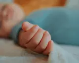 Mano de bebé dormido, parte de un ciclo sueño bebé.