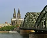 Most Kolonia, z katedrą i mostem, wygląda jak z obrazka. Rejs po rzece to świetny pomysł na zwiedzanie.