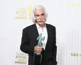Sam Elliott, känd från filmer och tv-program, håller en SAG Award.