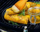 Grilla majskolv på grillen, pensla med smält smör och garnera med färska örter. En härlig sommardessert!