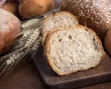Różnorodne pieczywo, w tym kromki chleba pełnoziarnistego, które sugerują, jakie pieczywo jest dietetyczne.