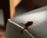 Mancha de sangre fresca en un sofá blanco. Aprende como quitar una mancha de sangre del sofa para restaurar su limpieza.