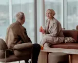 Para omawia w kawiarni w Polsce sprawy związane z rentą rodzinną z Norwegii.