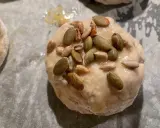 En glutenfri fralla med pumpa- och solrosfrön på en bakplåt.