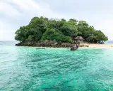 Rajska wyspa z łodzią i chatką. Krabi co zobaczyć to właśnie takie widoki!