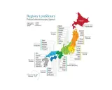 Kolorowa mapa Japonii z podziałem na regiony i prefektury. Widoczne wyspy Honsiu, Hokkaido, Kiusiu, Sikoku i Okinawa.