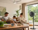 Famiglia rilassata in soggiorno, con ventilatore e soffitto in funzione per come rinfrescare casa senza condizionatore.