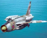 Ein Lightning-Flugzeug fliegt über das Meer.