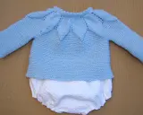 Jersey primera puesta dos agujas paso a paso. Conjunto tejido a mano, jersey azul cielo con cuello de hojas y pololo blanco.
