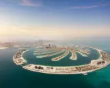 Palm Jumeirah, ikona Dubaju. Co zobaczyć? Sztuczna wyspa w kształcie palmy, luksusowe hotele i widok na panoramę miasta.