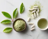 Feuilles vertes, poudre verte dans un bol, pilules blanches et une tasse de liquide vert, évoquant la théanine.
