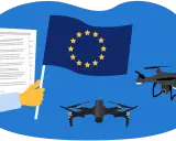 EU-Flagge, Dokumente und zwei Drohnen. Die EU-Drohnenverordnung erfordert eine Erlaubnis.