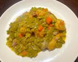 Guiso de judías verdes, guisantes y trozos de carne, un plato que evoca la comida típica de Palencia.