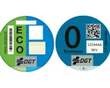 Dos pegatinas de la DGT para vehículos eco: una con "ECO" y otra con "0 Emisiones".