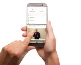 Dwie ręce trzymają telefon, na którym widać, jak podzielić ekran na 2. Górna część pokazuje ustawienia, dolna odtwarza wideo.