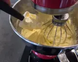 Préparation d'une crème onctueuse pour savoir que faire avec de la crème mousseline. Une spatule ajoute une touche finale à la préparation.