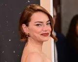 Emma Stone luce unos elegantes peinados pelo corto, con un corte bob asimétrico y un tono cobrizo vibrante.
