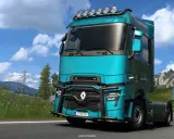Turkusowa ciężarówka w Euro Truck Simulator 2 PS5 na górskiej drodze.