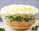 Schichtsalat Rezept: Bunter Schichtsalat in Glas, mit Schinken, Mais, Lauch, Ananas, Ei und Käse.
