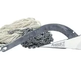 Ancre à jas ancienne, avec chaîne et cordage blanc. Le nom "KOBRA" est gravé sur l'ancre.