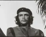 Ritratto iconico di Che Guevara, la foto più famosa del mondo, con un berretto e uno sguardo intenso.